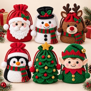 Peut inclure: Six sacs à cordon crochetés représentant des personnages de Noël : un Père Noël, un bonhomme de neige avec un chapeau haut-de-forme, un renne avec des bois, un pingouin, un sapin de Noël décoré avec une étoile et un elfe avec une clochette dorée.