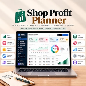 Può includere: Un portatile mostra la dashboard Shop Profit Planner con dati su vendite, spese e profitti. Le icone evidenziano funzioni come il monitoraggio delle vendite e la gestione dell'inventario. Un taccuino con il testo Small Shop Big Goals si trova accanto.