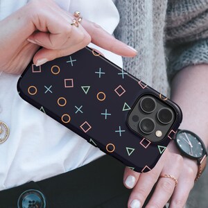 ゲーミングフォンケース ミニマリスト プレイ タフ カバー iPhone 18 Pro Max、17e、16 Plus、Samsung S26、S25、A57、Pixel 10、9A、8 に適合