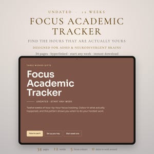 Può includere: Un'interfaccia digitale di pianificatore Focus Academic Tracker su sfondo marrone scuro con testo bianco. Lo schermo mostra il titolo Focus Academic Tracker, Three Wishes Gifts e le istruzioni per dodici settimane di monitoraggio orario.
