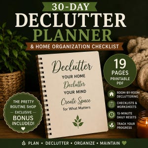 Pode incluir: Um planejador de organização doméstica de 30 dias com encadernação em espiral e capa creme, com texto em preto que diz Declutter Your Home, Declutter Your Mind, Create Space for What Matters e um ícone de folha verde na parte inferior.