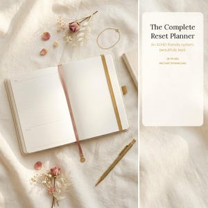 Pode incluir: Uma agenda aberta com páginas pautadas, uma fita elástica dourada e um marcador de fita rosa. O texto diz: The Complete Reset Planner, An ADHD-friendly system, beautifully kept, 26 PAGES, INSTANT DOWNLOAD. Inclui uma caneta dourada e flores secas.