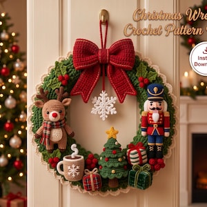 Puede incluir: Una corona navideña de ganchillo con un gran lazo rojo, un copo de nieve blanco, un reno, un cascanueces, un pequeño árbol de Navidad, una taza con un copo de nieve y tres regalos. El texto dice Christmas Wreath Crochet Pattern PDF.