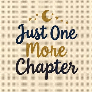 Peut inclure: Un design graphique avec le texte "Just One More Chapter" en bleu foncé et doré, utilisant des polices script et sans-serif. Au-dessus, un croissant de lune doré entouré de petites étoiles dorées sur un fond quadrillé beige clair.