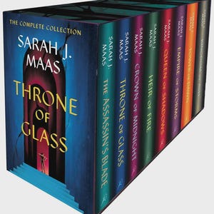 Op de afbeelding: Een complete boekenboxset van Sarah J. Maas getiteld Throne of Glass. De set bevat The Assassin's Blade, Throne of Glass, Crown of Midnight, Heir of Fire, Queen of Shadows, Empire of Storms, Tower of Dawn en Kingdom of Ash.