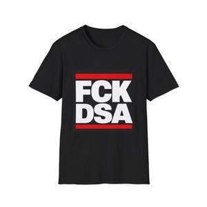 Könnte beinhalten: Ein schwarzes T-Shirt mit kurzen Ärmeln und einem Grafikdesign auf der Brust. Das Design besteht aus dem weißen Text FCK DSA in zwei Zeilen, der zwischen zwei horizontalen roten Balken auf einem dunklen quadratischen Hintergrund steht.