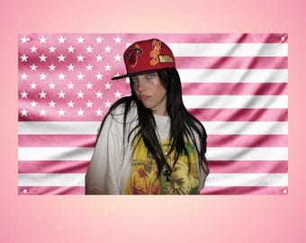 Tapiz con la bandera estadounidense rosa de Billie Eilish - Decoración de pared con foto de estrella del pop con ojales para dormitorio universitario o dormitorio.