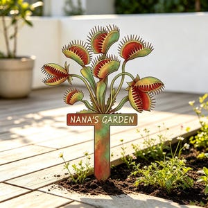 Gepersonaliseerd metalen tuinbord met paal, op maat gemaakt bord met afbeelding van een vleesetende plant, gotisch metalen bloemenkunstwerk voor in de tuin, speelse tuindecoratie, cadeau voor haar
