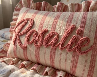 Almofada personalizada com nome de bebê, almofada customizada com bordado punch needle, almofada com babados xadrez vichy, presente para chá de bebê, decoração para quarto de bebê, presente com nome de criança
