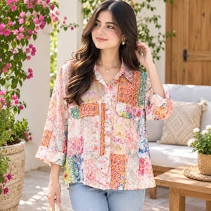 Könnte beinhalten: Ein langärmeliges Hemd mit Knopfleiste und einem mehrfarbigen Patchwork-Design mit verschiedenen Blumen- und geometrischen Mustern in Rosa-, Orange-, Gelb-, Grün- und Blautönen. Das Hemd hat einen klassischen Kragen und zwei Brusttaschen.