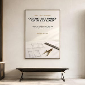 Op de afbeelding: Een ingelijste wandkunstprint met de tekst COMMIT THY WORKS UNTO THE LORD, COMMIT TRUST ESTABLISHED en PROVERBS 16:3 KJV. De afbeelding toont architecturale blauwdrukken, een metalen liniaal en een messing passer op een witte ondergrond.