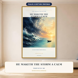 Pode incluir: Uma impressão de arte de parede vertical apresentando uma cena de oceano tempestuoso com ondas escuras e agitadas à esquerda e um pôr do sol dourado e calmo à direita. Um pequeno barco flutua na água. Texto: HE MAKETH THE STORM A CALM, PSALM 107:29 KJV.