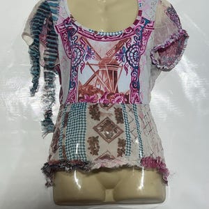 Rettet die Königin! Italienisches Designer-Patchwork-Top, mehrfarbiger Windmühlenprint, transparente Rüschenärmel, künstlerisch gestaltete Tunika, Größe M