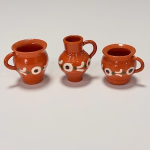 Ensemble de 3 miniatures en terre cuite - Rare pichet et pots en argile rouge peints à la main, en parfait état - Art populaire tchécoslovaque des années 1970