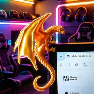 Pode incluir: Uma figura de drag&atilde;o articulada amarelo-brilhante pousada na borda superior de um monitor de computador. O drag&atilde;o tem escamas detalhadas, asas grandes e uma cauda longa e curva. A tela do monitor exibe a interface do site MakerWorld.