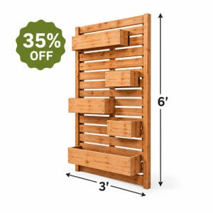 Puede incluir: Un enrejado de jardín vertical de madera con cinco jardineras rectangulares adjuntas. La estructura es de color marrón claro con un diseño de listones. Los marcadores indican una altura de 1,83 metros y un ancho de 0,91 metros. Una insignia verde muestra 35% OFF.