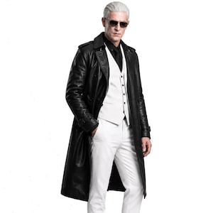 Pode incluir: Um sobretudo longo de couro preto usado sobre um colete branco, uma camisa preta de colarinho com gravata preta e calças brancas. O traje inclui óculos de sol escuros e apresenta um design de peito duplo com dragonas nos ombros.