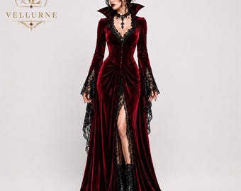 以下が含まれることがあります： 深い赤色のベルベット素材のフルレングスのドレス。ハイカラー、黒いレースの縁取りが施された長いフレアスリーブ、黒いレースのアンダースカートが見えるフロントスリットが特徴です。ボディスにはボタンの列と黒いレースのディテールがあしらわれています。