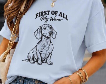 Handgetekend T-shirt met teckel, "First of All My Wiener" honden-T-shirt
