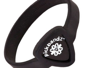 Pulsera con púa de guitarra de Pickbandz, soporte para púas en negro épico. Disponible en 3 tamaños. &quot;Solo introduce tu púa favorita&quot; viene con una púa GRATIS