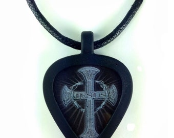 Collar de púa de guitarra de Pickbandz con púa en negro (u otro color seleccionado) con púa de guitarra que se muestra en la imagen principal (primera imagen).