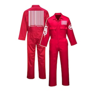 Könnte beinhalten: Ein leuchtend roter Overall mit einem großen weißen Strichcode-Grafikdruck auf der Rückseite. Die Vorderseite zeigt einen Kragen, zwei Brusttaschen, ein weißes Tribal-Design auf dem rechten Ärmel, einen kleinen Strichcode und ein kreisförmiges M-Logo.