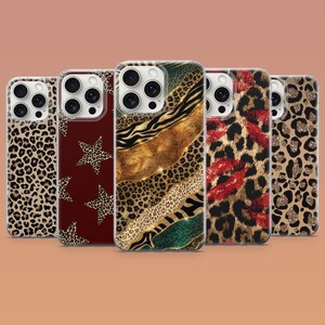 Op de afbeelding: Vijf smartphonehoesjes op een rij, elk met verschillende patronen: luipaardprint, donkerrood met luipaardsterren, een diagonale mix van goudglitter en dierenprints, luipaardprint met rode lippen en een beige luipaardprintontwerp.