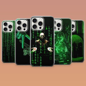 Puede incluir: Una colección de cinco fundas para smartphone con patrones de código de matriz verde digital. Una funda muestra a una figura sosteniendo una pastilla roja y una azul, mientras que otras muestran gráficos de alambre y siluetas oscuras.