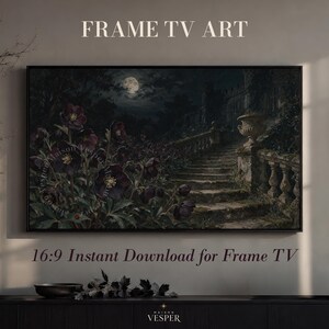 Puede incluir: Una obra de arte digital para pantalla de televisión titulada FRAME TV ART, que muestra un paisaje oscuro con flores de eléboro de color púrpura intenso en primer plano, una escalera de piedra y una luna llena. 16:9 Instant Download for Frame TV.