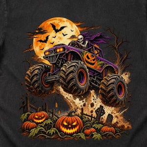 Peut inclure: Un t-shirt gris anthracite avec une impression graphique représentant un squelette conduisant un monster truck violet orné d'une citrouille d'Halloween. La scène inclut une grande pleine lune orange, des chauves-souris et des citrouilles.