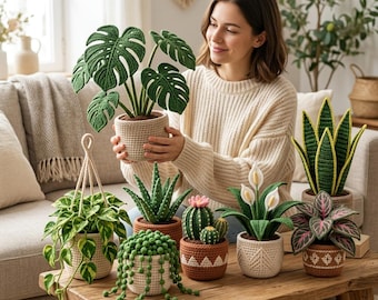 Puede incluir: Una colección de plantas en maceta tejidas a ganchillo que incluye una monstera, un poto colgante, un aloe vera, una planta rosario, un cactus con flor rosa, un lirio de paz, una sansevieria y una planta con hojas de vetas rosas.