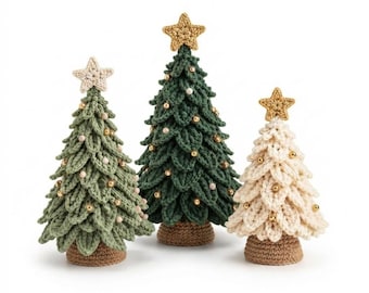 Puede incluir: Tres árboles de Navidad de ganchillo de diferentes tamaños, con texturas de hojas superpuestas en verde salvia, verde bosque oscuro y crema. Cada árbol está rematado con una pequeña estrella de ganchillo y decorado con cuentas doradas y blancas.