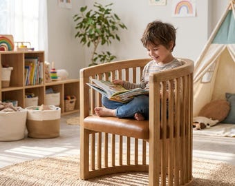 Puede incluir: Una silla de madera semicircular con listones verticales y un asiento acolchado de color tostado. La silla cuenta con un respaldo curvo y una estructura robusta, proporcionando un asiento estructurado para leer o descansar.
