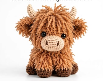 Puede incluir: Un peluche de mini vaca Highland hecho a ganchillo con lana marrón peluda, un hocico beige claro y dos pequeños cuernos color crema. El juguete tiene ojos de seguridad negros y patas de color marrón oscuro. El texto "Crochet Mini Highland COW" y "Motif & Muse Studio" aparece.