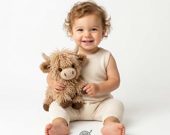Puede incluir: Un peluche de vaca Highland hecho de hilo de color canela y peludo, con un hocico de ganchillo en color beige claro, cuernos pequeños y pezuñas de color marrón oscuro. El juguete tiene una textura suave y ojos negros redondos.