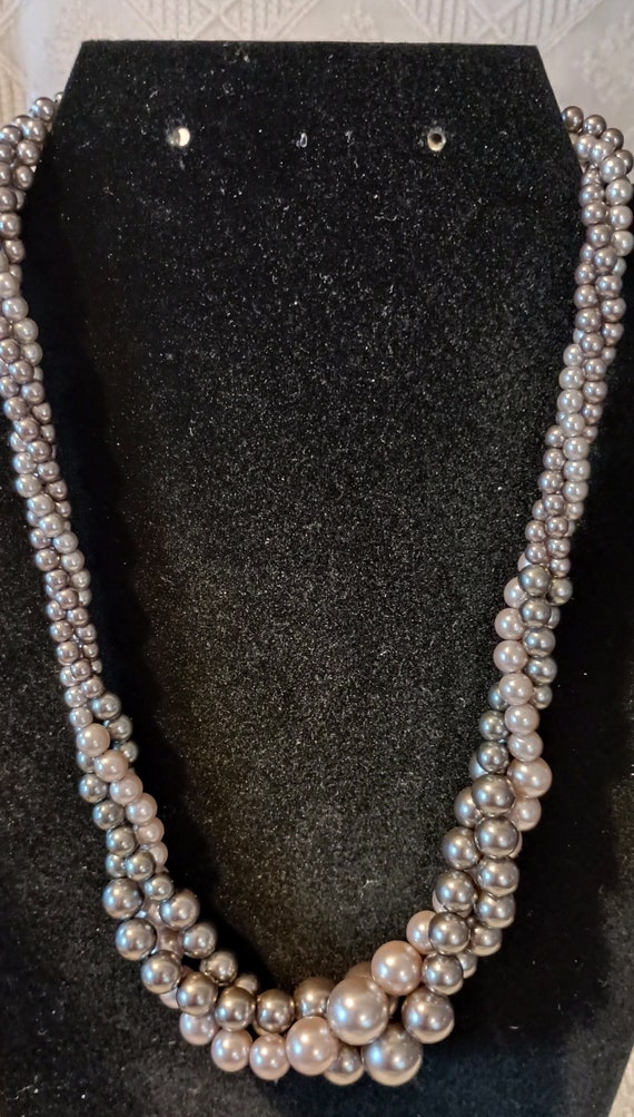 Twisted faux pearl necklace