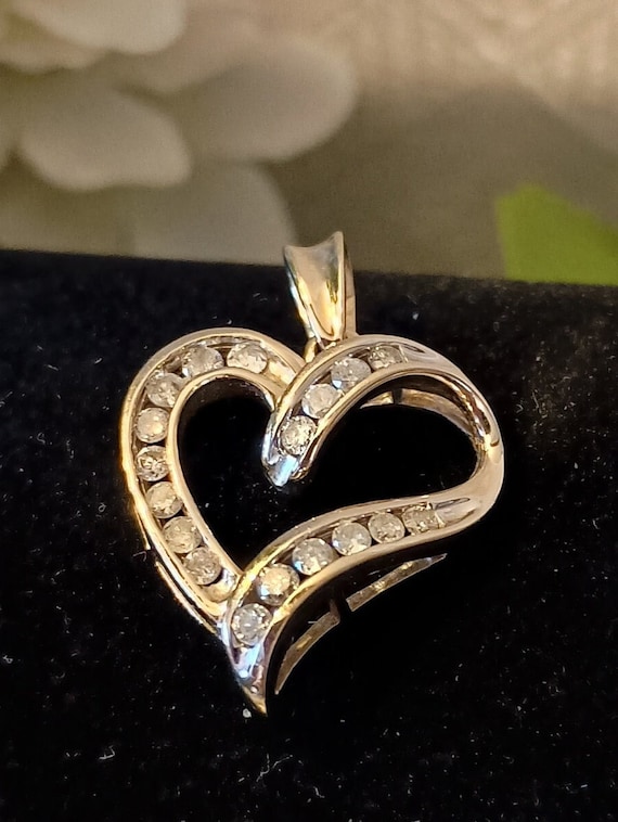 10k diamond heart pendant