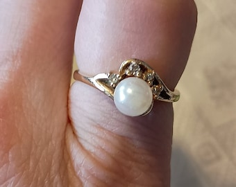 14k pearl diamond ring (size 6)
