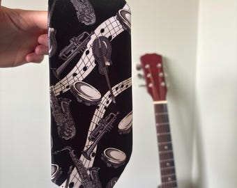 Vintage-Seidenkrawatte von René Chagal aus den 90er-Jahren • Schwarz-weiße Krawatte mit Saxophon-, Trompeten-, Gitarren- und Schlagzeugmotiv • Geschenk für Jazzmusiker