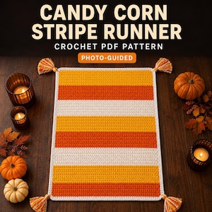 Puede incluir: Un camino de mesa rectangular de ganchillo con rayas horizontales amarillas, naranjas y blancas. El texto dice CANDY CORN STRIPE RUNNER CROCHET PDF PATTERN PHOTO-GUIDED. Tiene un borde blanco y cuatro borlas en las esquinas.