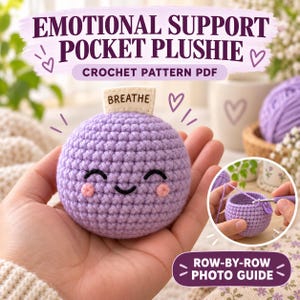 Op de afbeelding: Een ronde, lichtpaarse gehaakte knuffel met een lachend gezicht, roze wangen en een klein wit label aan de bovenkant met de tekst BREATHE. De afbeelding bevat de tekst EMOTIONAL SUPPORT POCKET PLUSHIE CROCHET PATTERN PDF en ROW-BY-ROW PHOTO GUIDE.