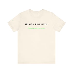 Peut inclure: Un t-shirt à manches courtes de couleur crème avec le texte "HUMAN FIREWALL." en lettres capitales noires sur la poitrine, accompagné du texte "THINK BEFORE YOU CLICK." imprimé en dessous en lettres capitales vert vif.