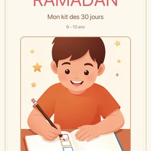 Puede incluir: Una tarjeta rectangular con el texto RAMADAN Mon kit des 30 jours 6-10 ans. La ilustración muestra a un niño con una camiseta naranja escribiendo con un lápiz en un cuaderno con casillas de colores. El fondo es crema con pequeñas estrellas doradas.