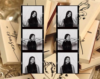 Puede incluir: Una colección de cajas de cerillas rectangulares con cubiertas de color crema con dibujos de líneas negras de cisnes y la fecha 05.23.2026. Dos tiras de fotos verticales en blanco y negro muestran a una persona posando.