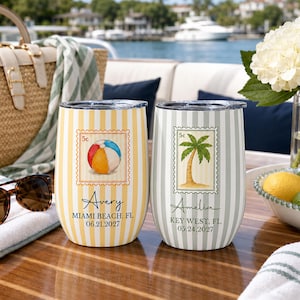 Könnte beinhalten: Zwei Edelstahlbecher mit Deckeln. Der linke Becher hat gelbe Streifen, ein 5c-Briefmarkenmotiv mit einem Strandball und den Text Avery, MIAMI BEACH, FL, 06.21.2027. Der rechte Becher hat graue Streifen, eine 5c-Briefmarke mit Palme und Amelia, KEY WEST, FL, 05.24.2027.