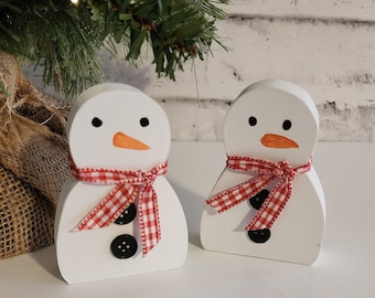 Handgeschilderde houten plank met sneeuwpop, gelaagd dienbladdecor