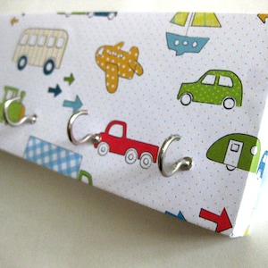 Key Rack en Hat Rack - "Transport" - Auto's, vrachtwagens, bussen, boten, treinen, groen, rood, geel, oranje, blauw, polka stippen, strepen