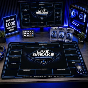 以下が含まれることがあります： LIVE BREAKS、CUSTOM STREAMER CARD BREAK MAT、WHATNOT、TIKTOK LIVE、EBAY LIVE、PERSONALIZED、PREMIUM DESK MAT、STREAM、DISPLAY、BREAKなどのテキストと青いネオン風の輪郭が描かれた黒い長方形のデスクマット。