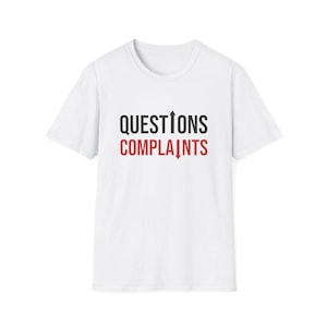 Può includere: Una t-shirt bianca a maniche corte con la scritta nera QUESTIONS in cui la lettera I è sostituita da una freccia rivolta verso l'alto, e la scritta rossa COMPLAINTS sottostante con una freccia rivolta verso il basso al posto della lettera I.
