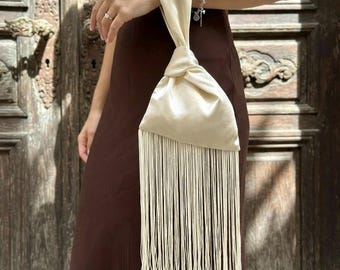 Bolso de mano nupcial de satén color marfil con flecos, bolso japonés largo con borla y nudo, cartera de mano nupcial, regalo para la novia, regalo para las damas de honor